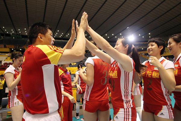 图文:中国女排3-0胜波兰 俞觉敏与队员庆祝胜利