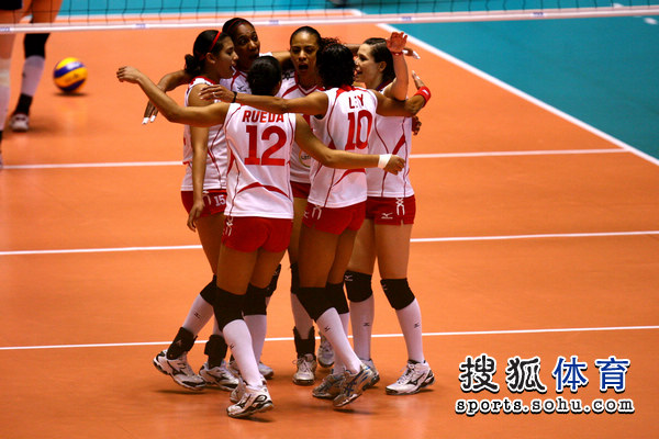 图文：中国女排3-0秘鲁 秘鲁队庆祝得分