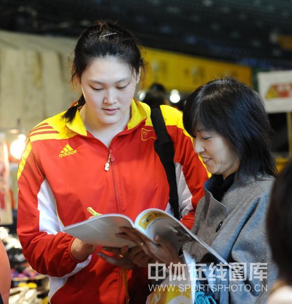 图文：中国女排日本购物 王一梅为球迷签名