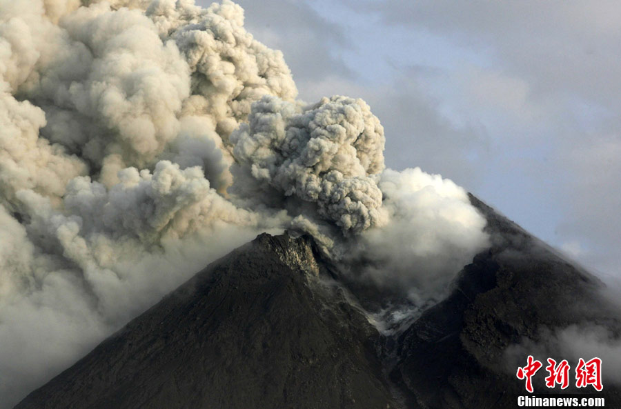 印尼默拉皮火山喷发持续 34万人被迫撤离(组图)