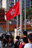 图文：中国香港举行升旗仪式 旗手升旗