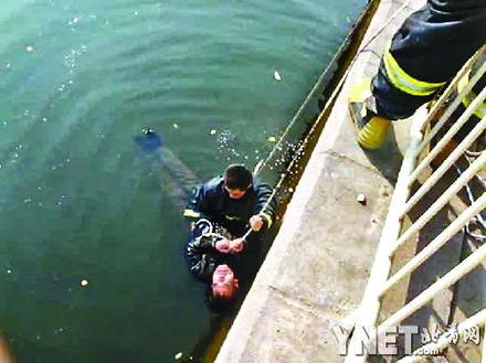 男子跳河欲轻生 消防员下水救人(图)