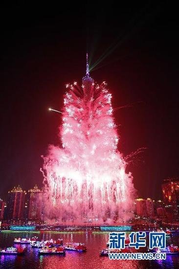 亚运开幕式盛大开启 600米广州塔放炫目焰火(