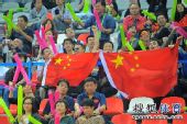 图文：中国体操男团轻松夺冠 现场中国观众沸腾