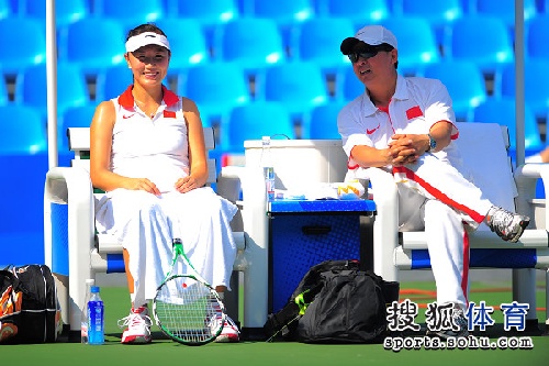图文:亚运网球女团1\/4决赛 彭帅与教练说笑