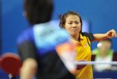 图文：乒球女团日本胜中华台北 双方台前争夺