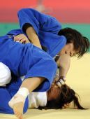 图文：柔道女子63KG级决赛 上野顺惠压住对手