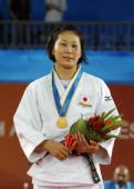 图文：柔道女子63公斤级颁奖仪式 冠军上野顺惠