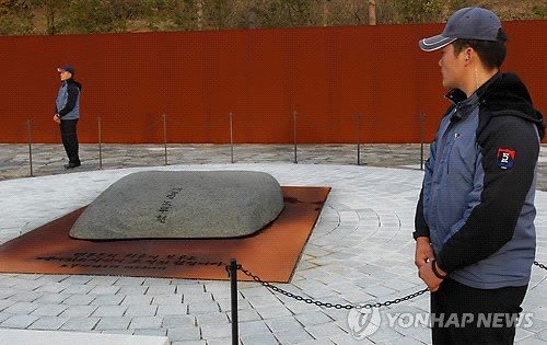 韩国一名男子向卢武铉墓地泼洒污物被拘留(图-搜狐新闻