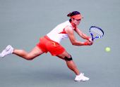 图文：网球女团中国队晋级决赛 李娜跑动中击球