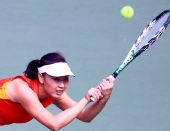 图文：网球女团中国队晋级决赛 彭帅救球很轻松