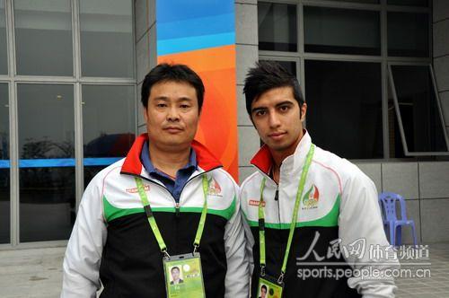 教练穆宁(左)与他的弟子伊赫桑 人民网记者 胡雪蓉摄