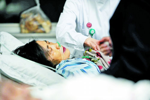 15日晚9时许,伤者被送到上海静安区中心医院抢