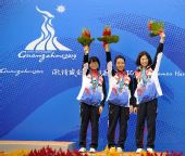 图文：25米运动手枪女团颁奖仪式 季军韩国队