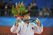 图文：柔道女子48公斤级颁奖 吴树根展示金牌