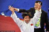图文：柔道48公斤级决赛 吴树根庆祝夺金