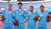 图文：网球男团颁奖仪式进行 乌兹别克队合影
