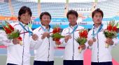 图文：网球男团颁奖仪式进行 日本队员留念合影