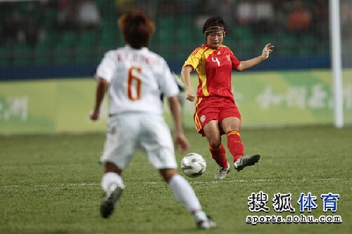 图文:[亚运会]女足VS越南 大力起脚