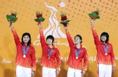 图文：女子4X200米自颁奖仪式 中国队挥手致意