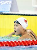图文：女子50米自由泳决赛 唐奕回头查看成绩