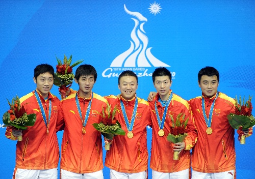 图文:乒乓球男团颁奖仪式 中国队员露开心笑容