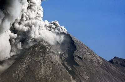印尼默拉皮火山百年来最严重一次喷发已致25