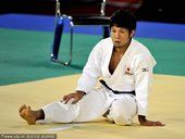 图文：柔道60公斤级决赛 日本选手负伤居亚