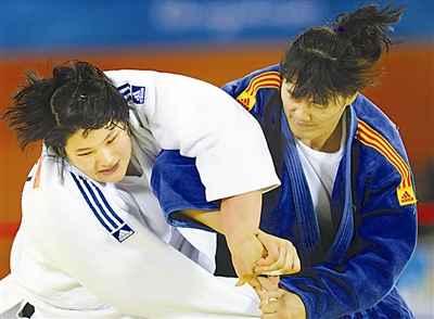 中国选手刘欢缘（右）与韩国选手金�y永在比赛中角逐