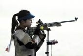 图文：50米步枪三姿女团中国夺金 王成意比赛中