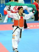 图文：跆拳道男子74KG伊朗选手夺冠 披国旗庆祝