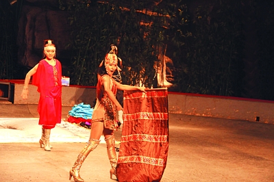 俄罗斯"女魔王"来常秀魔术(图)