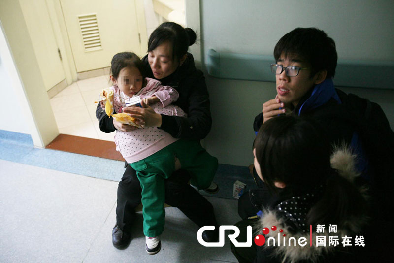 "大肚娃娃"进京求医 情绪低落不愿拍照(高清组图)(2)