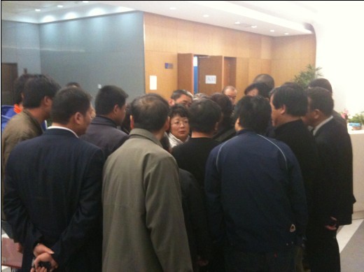工作人员向尚未联系上的失火住宅楼居民的亲属通报DNA比对结果。【经济观察网】本文网址：http://www.eeo.com.cn/Politics/by_region/2010/11/17/186185.shtml