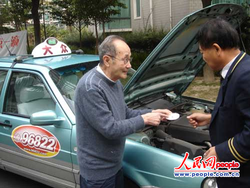 朱广田老人在跟司机讲解测试