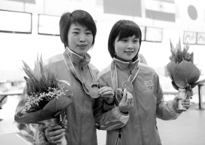 杨穗玲（右）/张玉红在颁奖仪式上