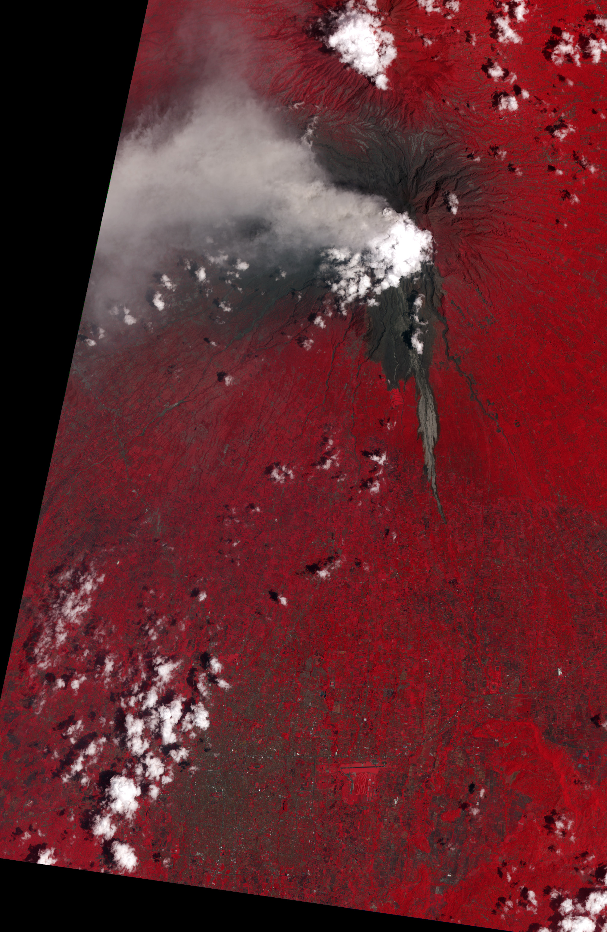 默拉皮火山爆发高清卫星图像