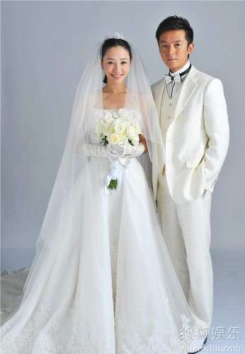 朱雨辰和白百何领取"爱情证书"拍甜蜜结婚照