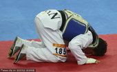 跆拳道男子68公斤以下级赛 伊朗选手夺冠后跪地