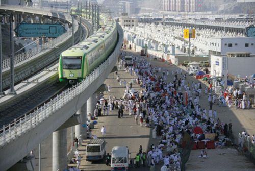 沙特麦加轻轨铁路安全运送朝觐者超过100万人次