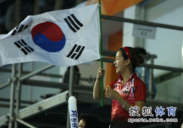 挥舞韩国国旗