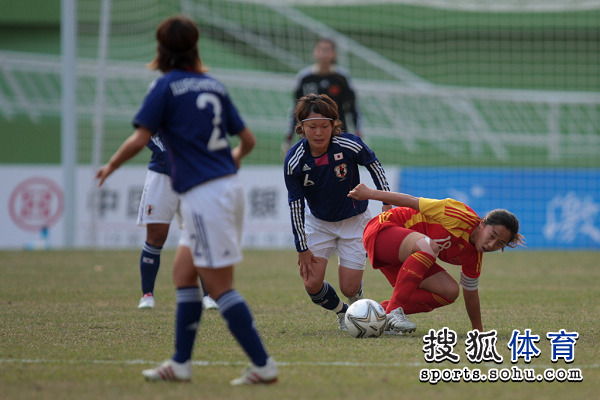 广州亚运会足球 亚运会女足 女足动态 8/61 屈姗姗护球 2010年11月20