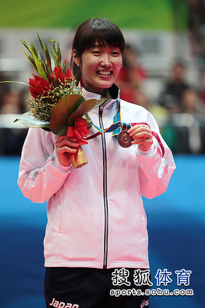 图文：羽毛球女单颁奖仪式举行 展示奖牌