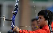 图文：亚运会射箭项目开赛 中国小将陈文圆瞄准