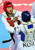 图文：跆拳道女子73KG刘蕊夺冠 与对手近身搏斗