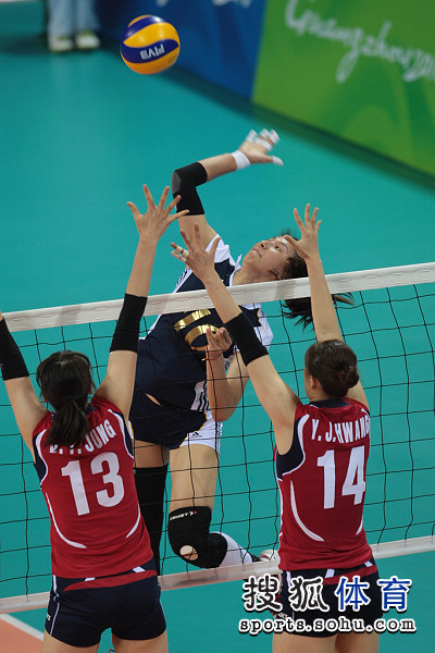图文：亚运女排比赛中国VS韩国 发力重扣瞬间