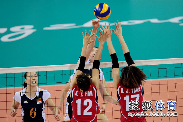 图文：亚运女排比赛中国VS韩国 韩国双人拦网