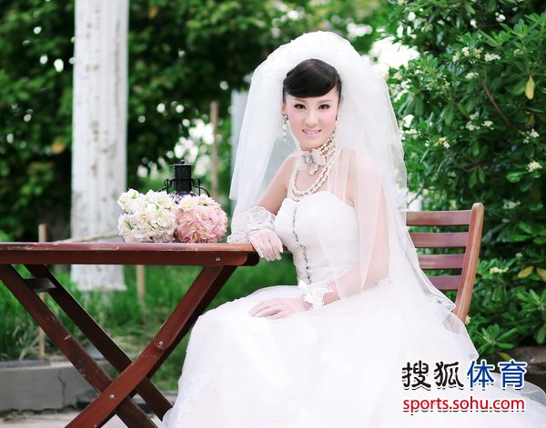 鲁能队长刘金东迎娶娇妻 甜蜜婚纱照曝光(组图)