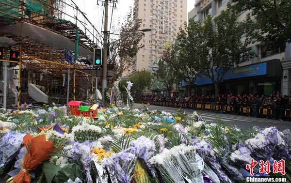 上海火灾事发地:民众涌来祭拜 网友免费发菊花