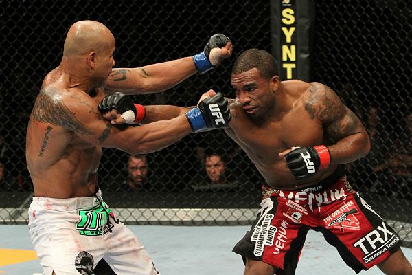 图文:ufc123期精彩图集 法尔考与对手拼拳